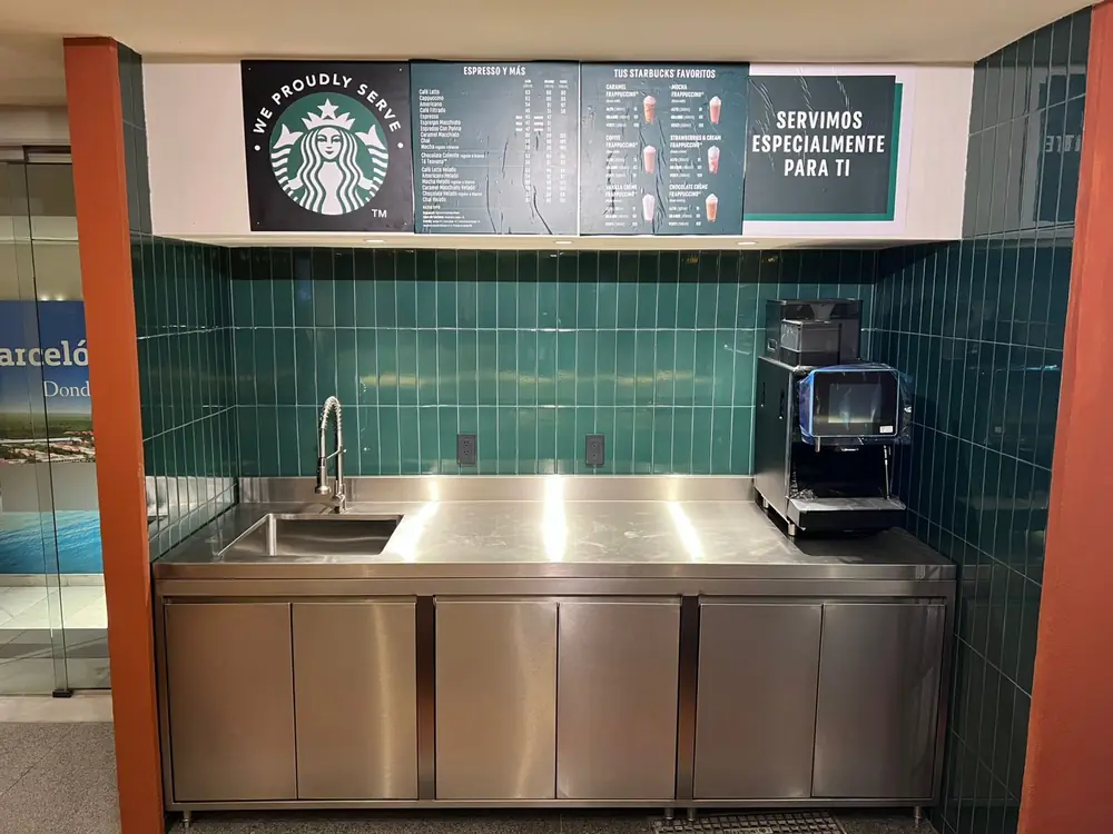 Barra de servicio en acero inoxidable instalada en hotel Barceló