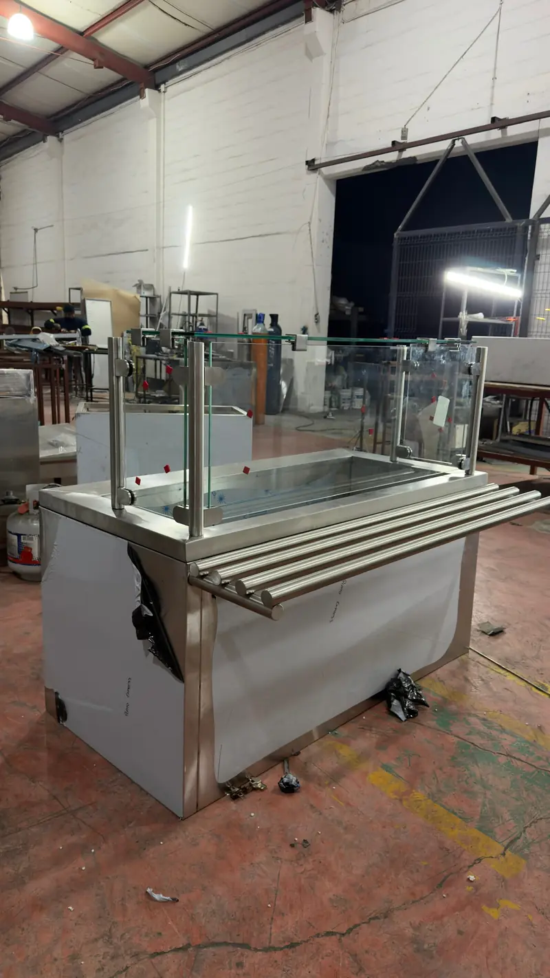 Guardapolvo de cristal sobre módulo de baño maría, fabricado en planta